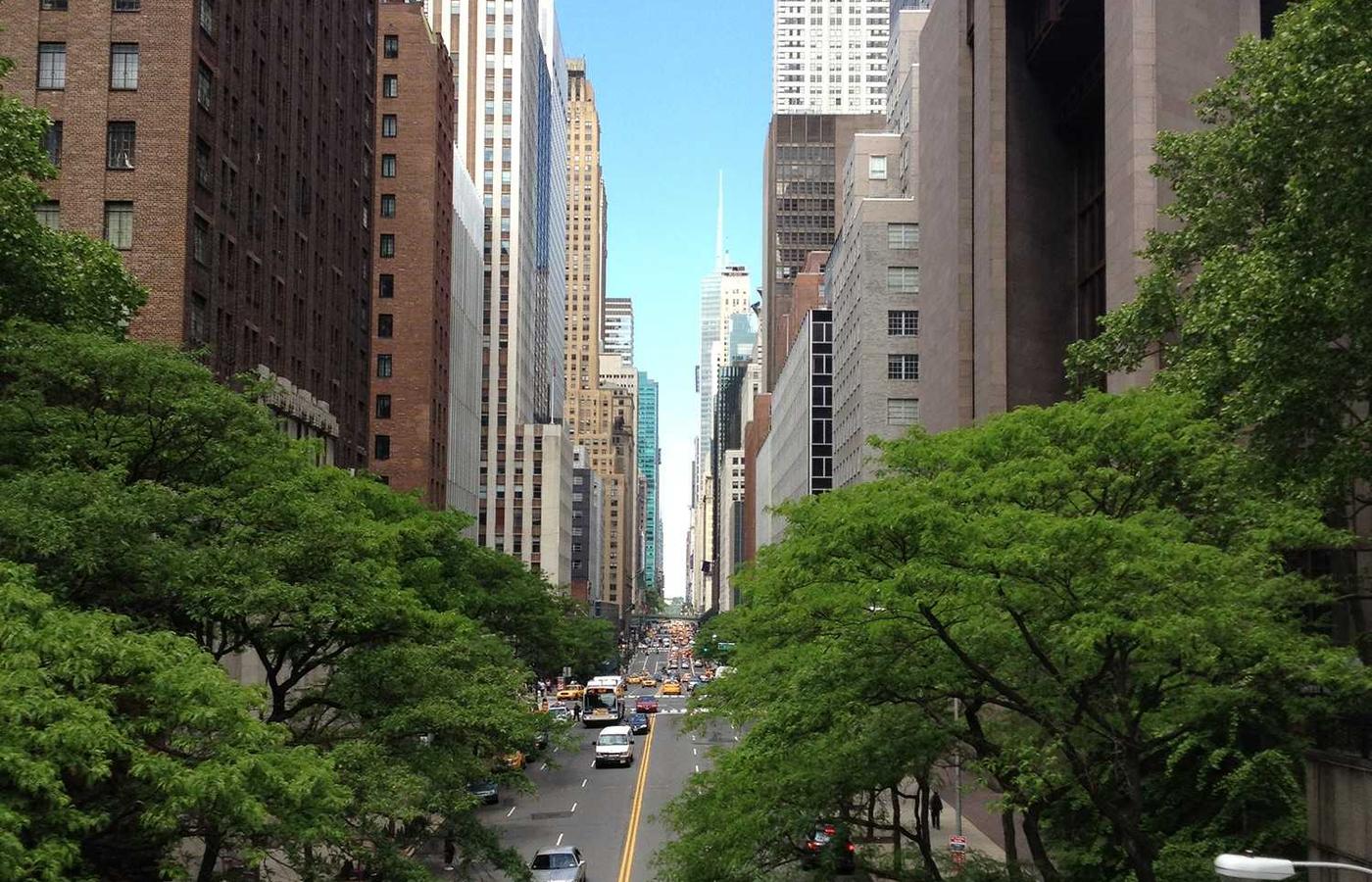 Inginer proiectând un sistem fotovoltaic pe un calculator