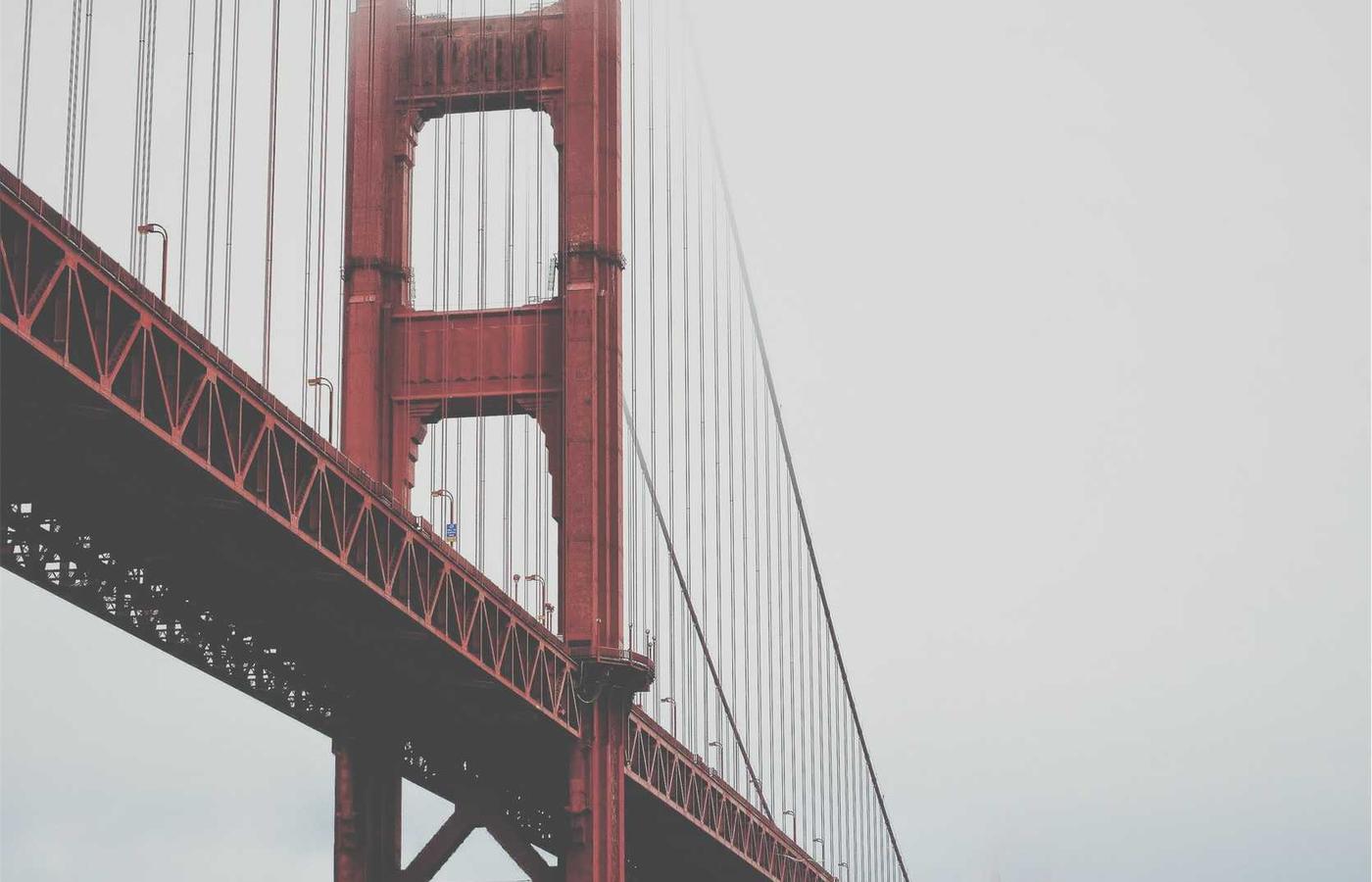 Tehnician verificând un invertor solar