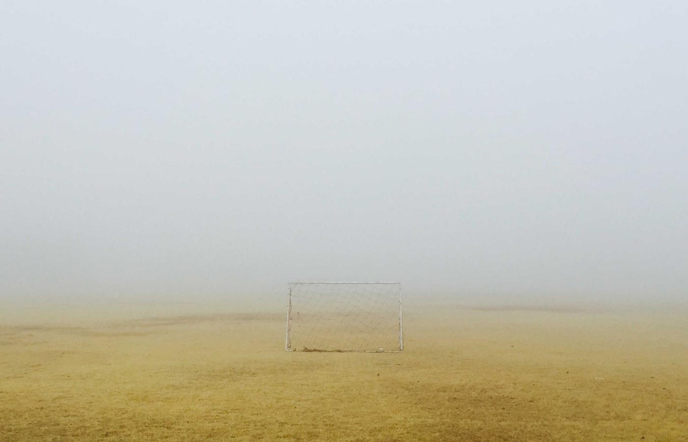 Imagine simbolică a viziunii companiei - un orizont cu turbine eoliene și panouri solare